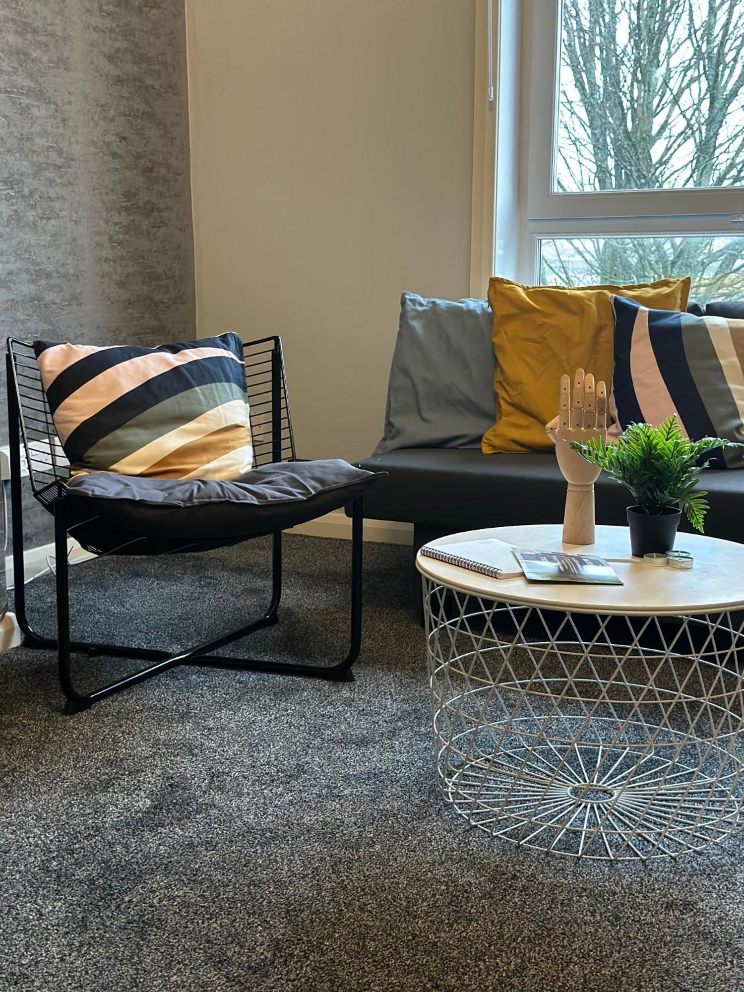 Glasgow Modern Style Home , Separate Entrance 외부 사진