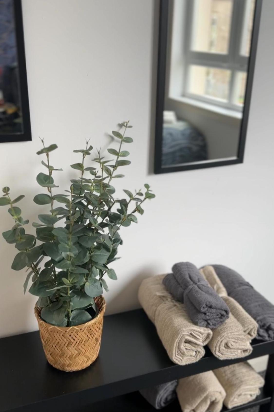 Glasgow Modern Style Home , Separate Entrance 외부 사진
