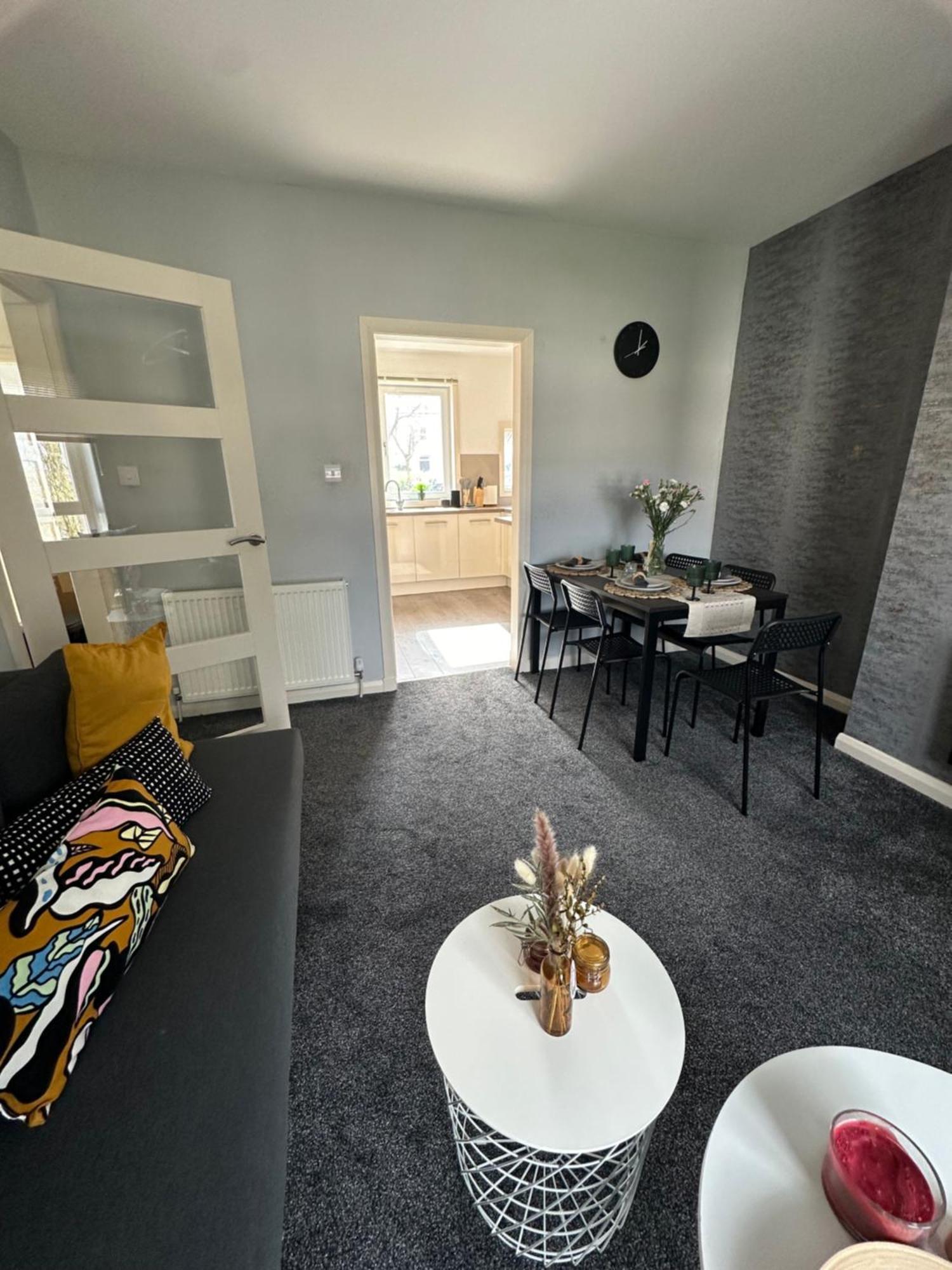 Glasgow Modern Style Home , Separate Entrance 외부 사진