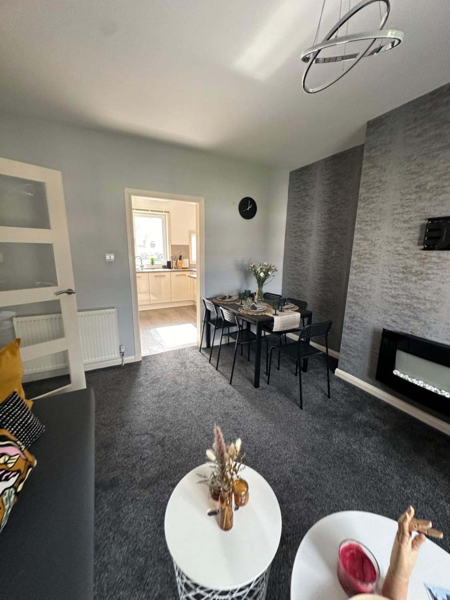 Glasgow Modern Style Home , Separate Entrance 외부 사진