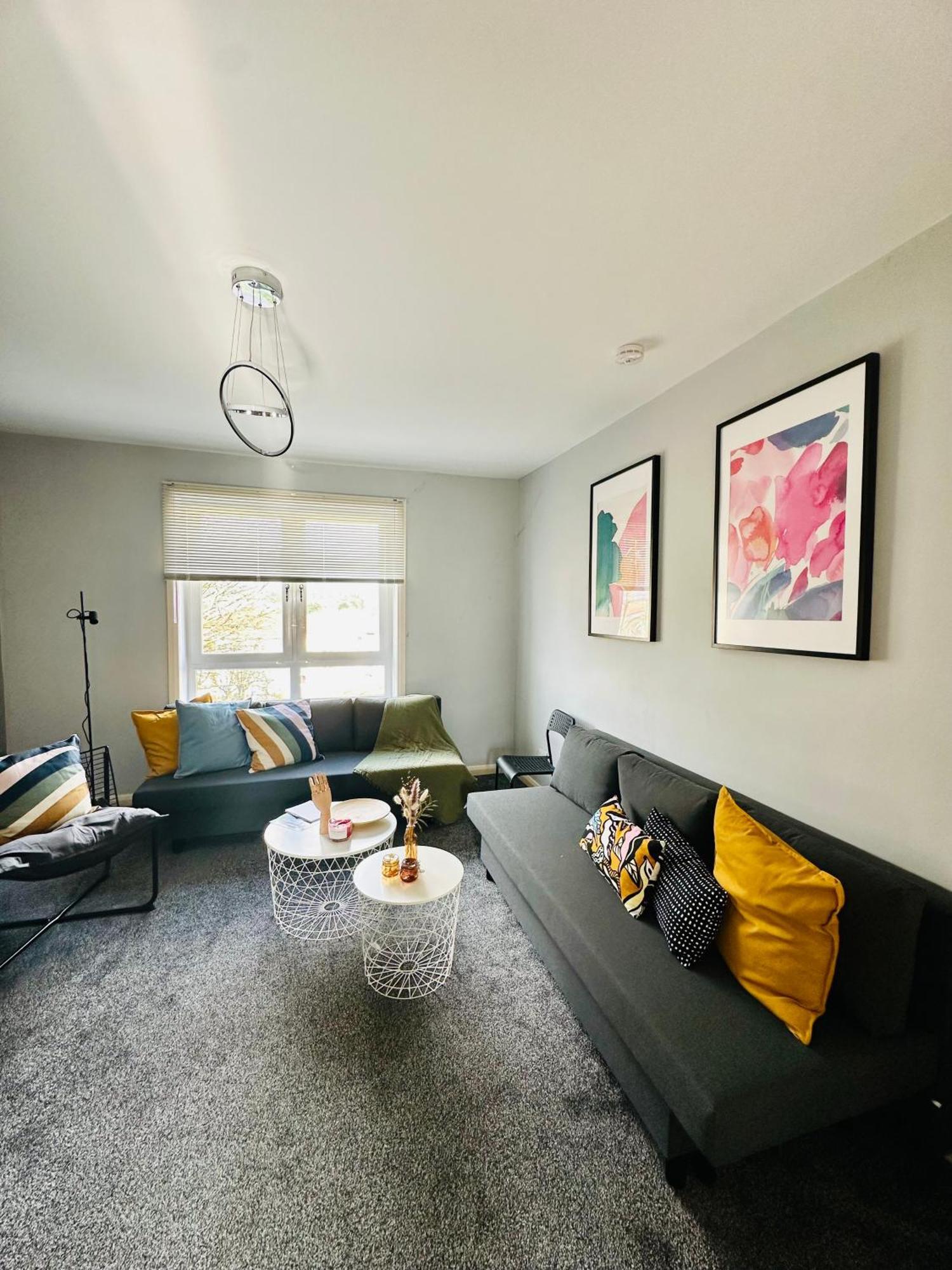 Glasgow Modern Style Home , Separate Entrance 외부 사진