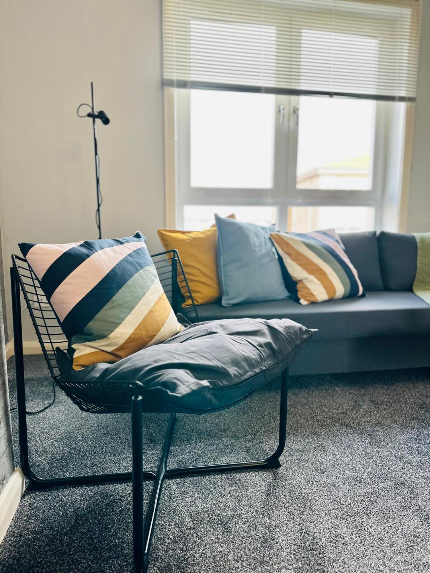 Glasgow Modern Style Home , Separate Entrance 외부 사진