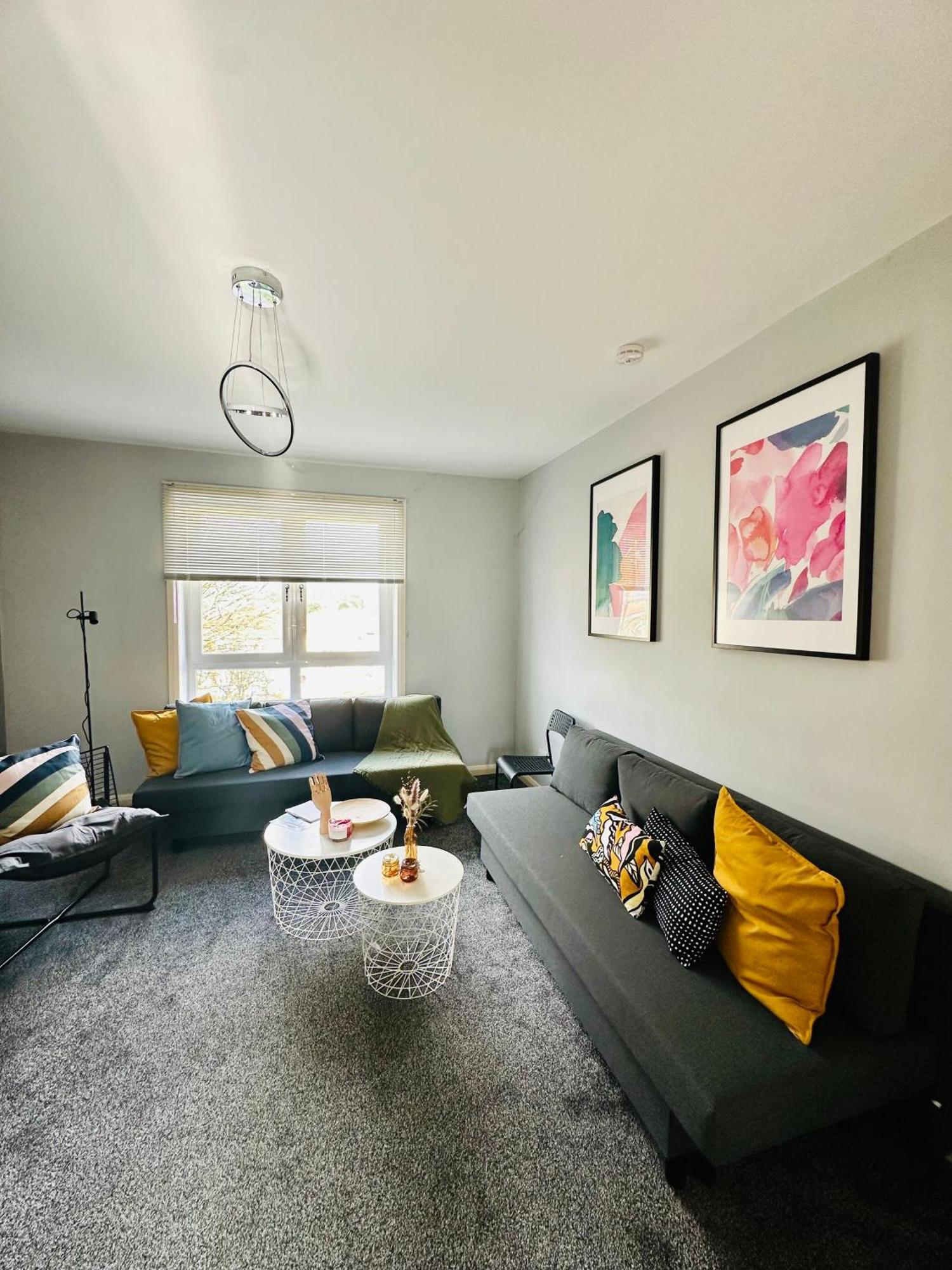 Glasgow Modern Style Home , Separate Entrance 외부 사진